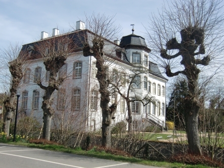 Übach-Palenberg : Zweibrüggen, das Schloss Zweibrüggen wurde im klassizistischen Baustil errichtet und ist idyllisch an der Wurm gelegen.